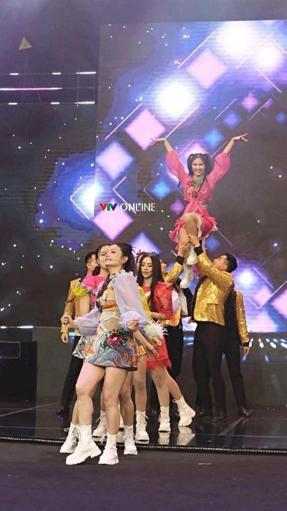 Cô trưởng phòng nóng nhất phim VTV mặc váy ngắn khoe dáng nuột trên sóng truyền hình-4