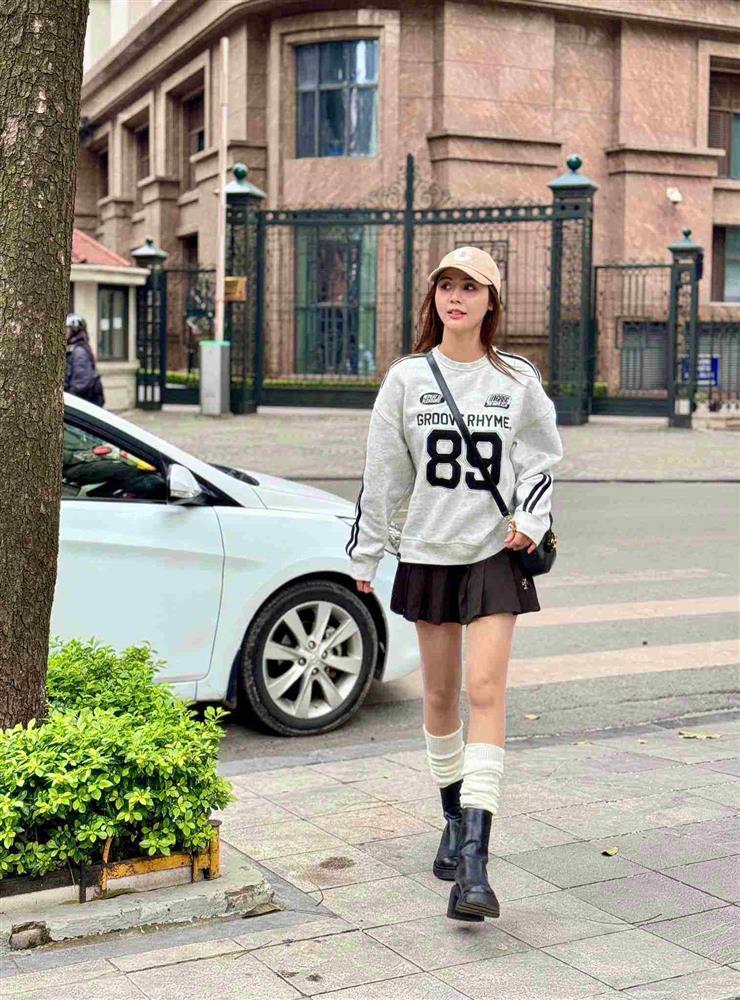 Cô trưởng phòng nóng nhất phim VTV mặc váy ngắn khoe dáng nuột trên sóng truyền hình-5