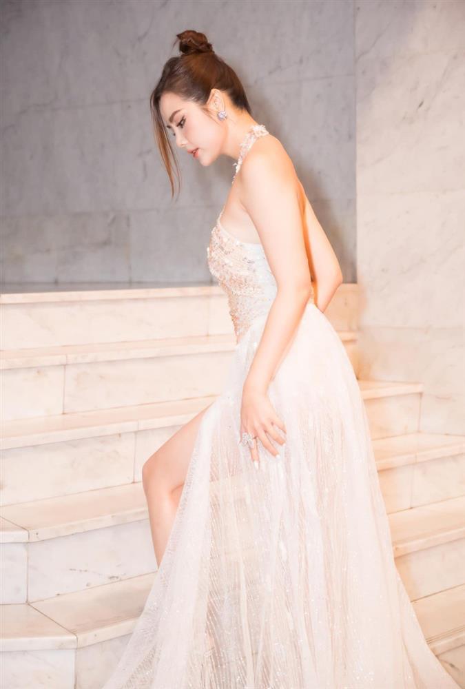 Cô trưởng phòng nóng nhất phim VTV mặc váy ngắn khoe dáng nuột trên sóng truyền hình-9