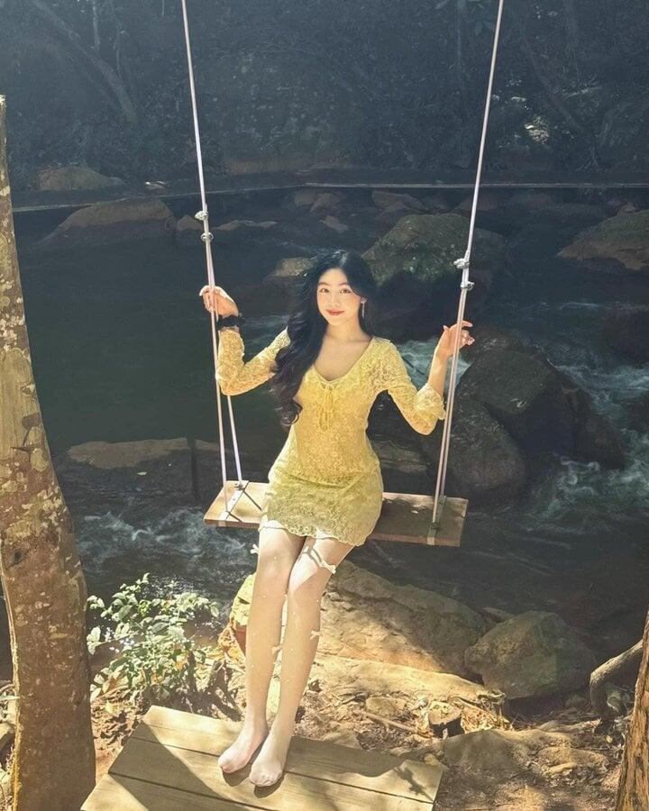 Con gái MC Quyền Linh diện váy ngắn khoe vẻ đẹp ngọt ngào-7