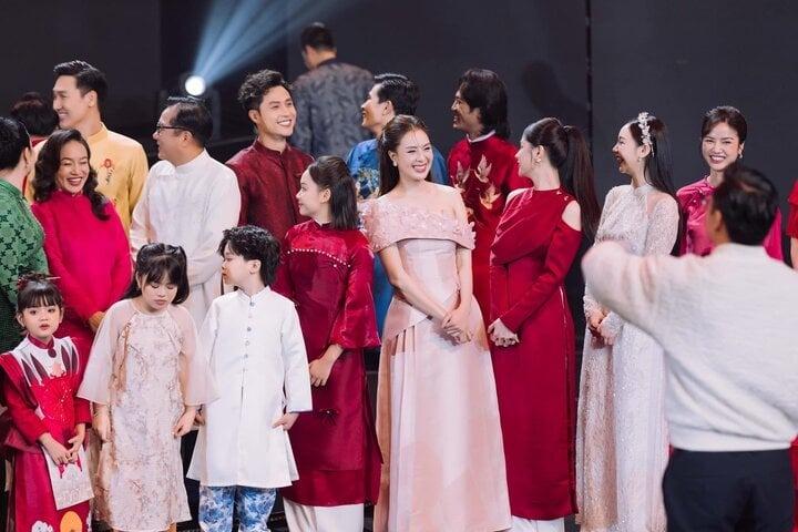 Hồng Diễm bỏ hình ảnh nữ thần, diện váy ngắn nhảy hết mình trên sóng VTV-1