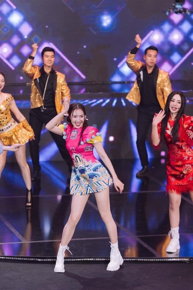 Hồng Diễm bỏ hình ảnh nữ thần, diện váy ngắn nhảy hết mình trên sóng VTV-4