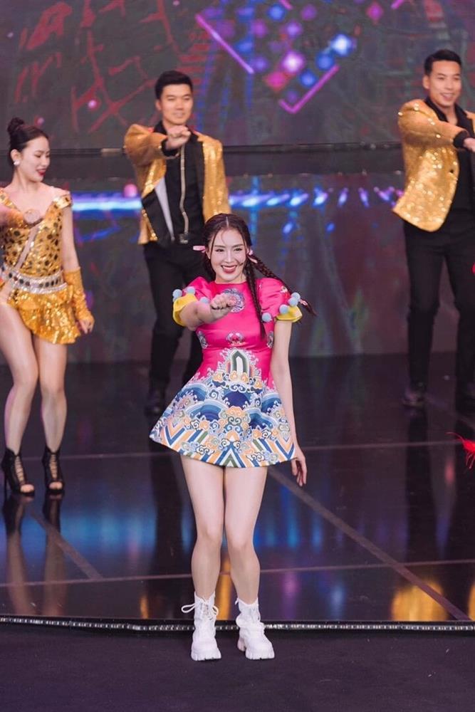 Hồng Diễm bỏ hình ảnh nữ thần, diện váy ngắn nhảy hết mình trên sóng VTV-5