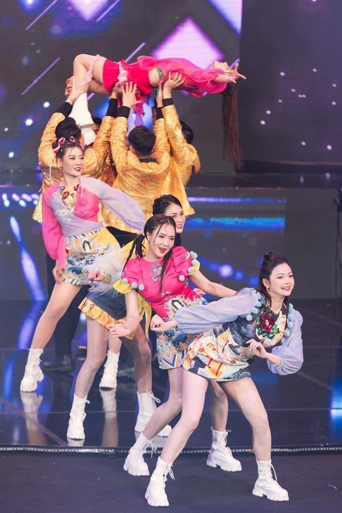 Hồng Diễm bỏ hình ảnh nữ thần, diện váy ngắn nhảy hết mình trên sóng VTV-7