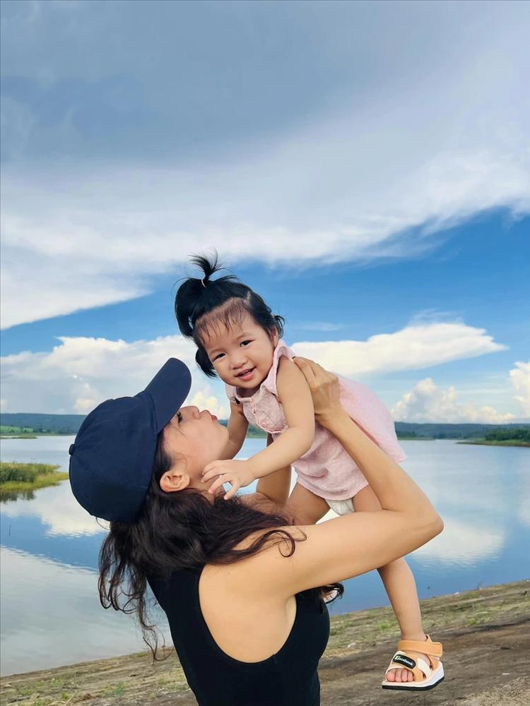 Những sao Việt có hôn nhân hạnh phúc, viên mãn nhưng quyết giấu chồng kín như bưng-10