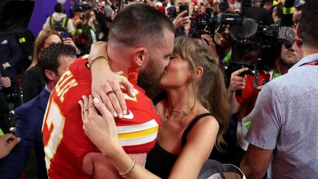 6.000 người cùng dán mắt vào điện thoại theo dõi chuyến bay chở Taylor Swift-2