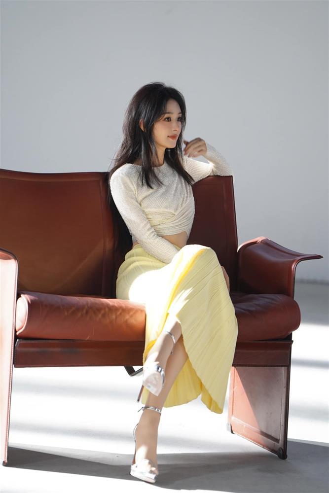 Triệu Lệ Dĩnh thông báo tin vui đúng ngày Lễ Tình nhân, vòng eo con kiến của cô nàng liền gây chú ý-2