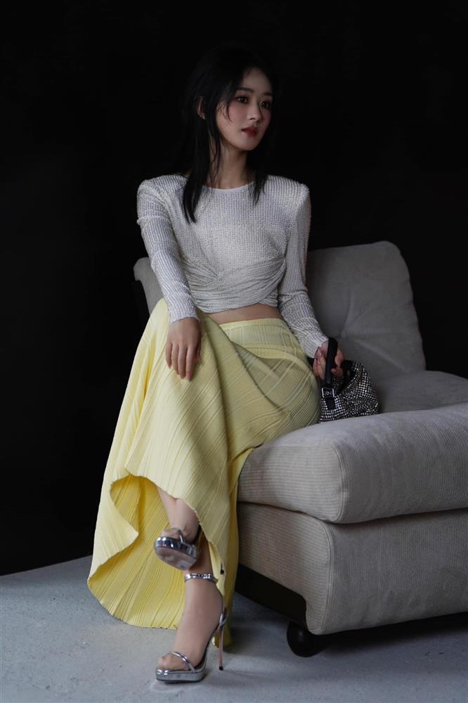 Triệu Lệ Dĩnh thông báo tin vui đúng ngày Lễ Tình nhân, vòng eo con kiến của cô nàng liền gây chú ý-3