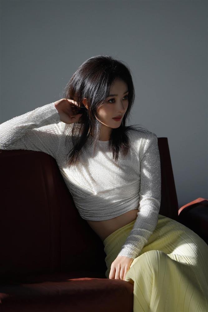 Triệu Lệ Dĩnh thông báo tin vui đúng ngày Lễ Tình nhân, vòng eo con kiến của cô nàng liền gây chú ý-4