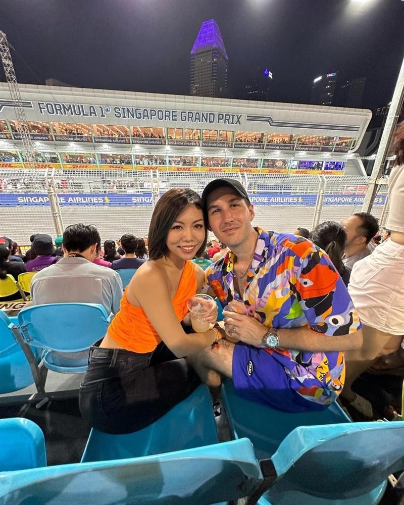 Vợ chồng vô tình xuất hiện trong ảnh của nhau từ nhiều năm trước khi quen-2