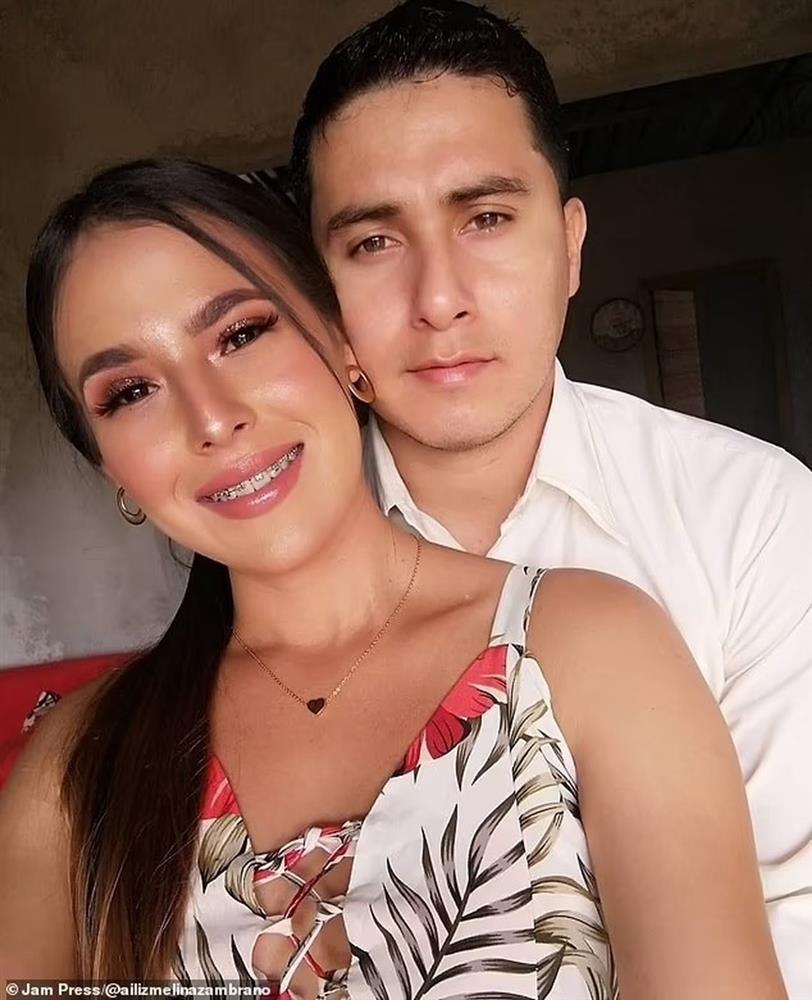 Vợ chồng vô tình xuất hiện trong ảnh của nhau từ nhiều năm trước khi quen-4