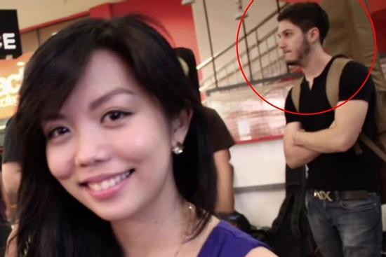 Vợ chồng vô tình xuất hiện trong ảnh của nhau từ nhiều năm trước khi quen