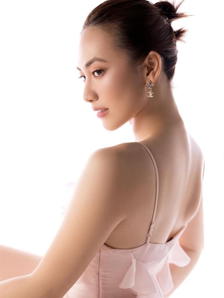 Nữ nhân viên mát-xa trong phim trăm tỷ của Trấn Thành ngoài đời mê váy lụa gợi cảm, đẹp nõn nà-1