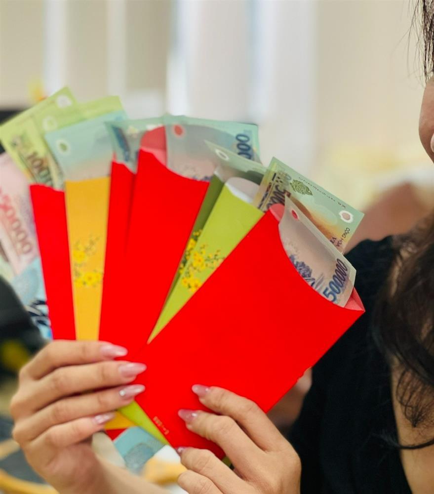 Đầu năm đi làm nhận lì xì tới tấp, nhân viên phi thẳng ra... tiệm vàng-1