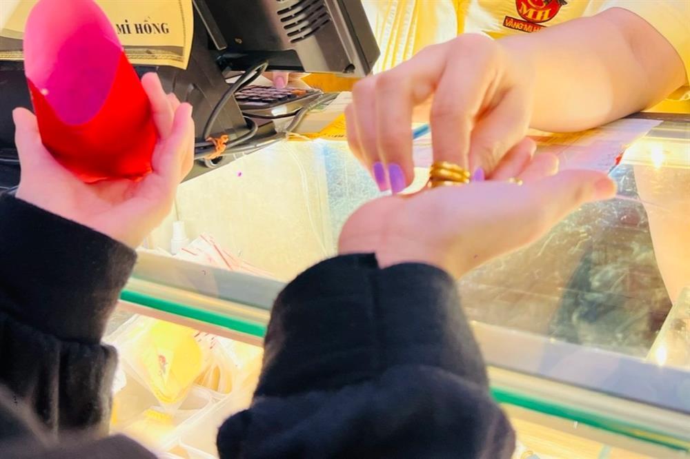 Đầu năm đi làm nhận lì xì tới tấp, nhân viên phi thẳng ra... tiệm vàng-2