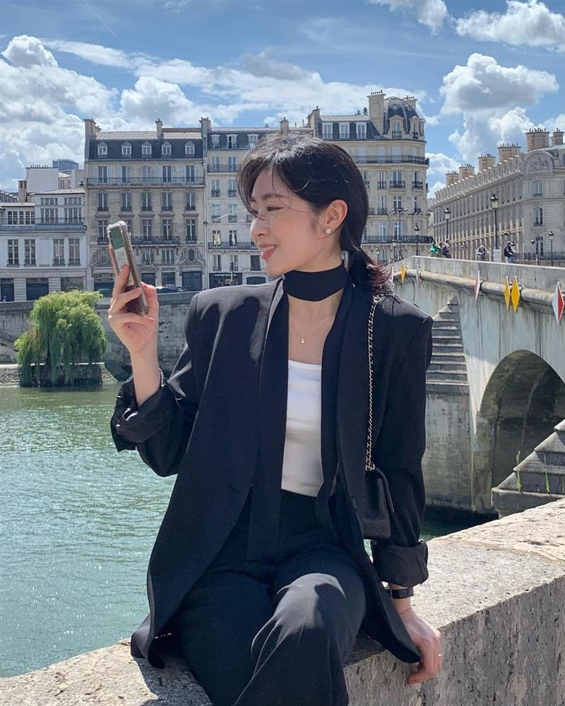 5 kiểu áo trẻ trung mà vẫn thanh lịch chị em ngoài 30 nên sở hữu-3