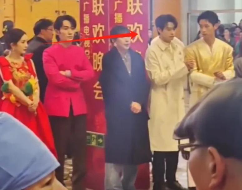 Dương Mịch chạm mặt bạn trai cũ sau 3 năm chia tay, dân tình liền phát hiện cô lén nhìn tình cũ-1