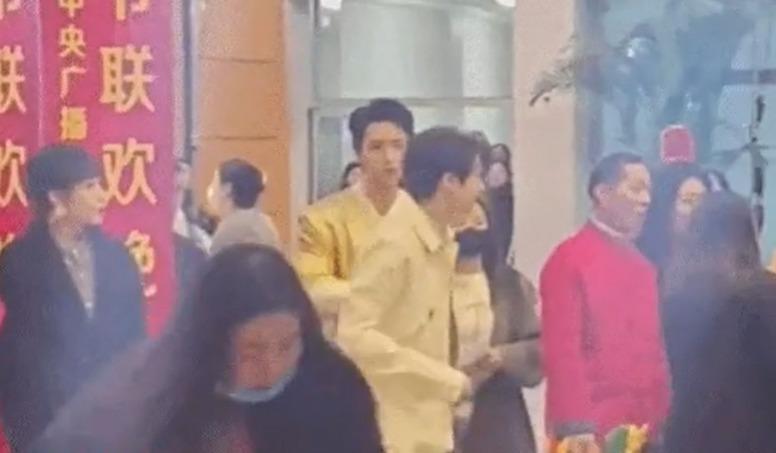 Dương Mịch chạm mặt bạn trai cũ sau 3 năm chia tay, dân tình liền phát hiện cô lén nhìn tình cũ-2