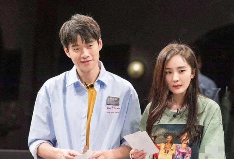 Dương Mịch chạm mặt bạn trai cũ sau 3 năm chia tay, dân tình liền phát hiện cô lén nhìn tình cũ-3