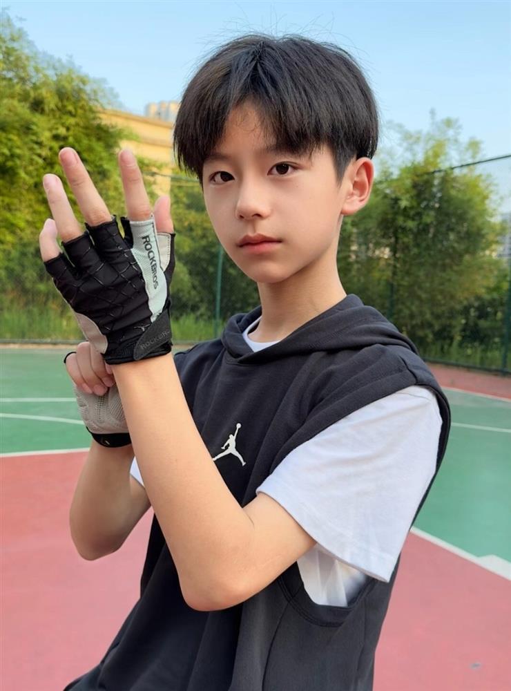 Mỹ nam 13 tuổi có hơn 3 triệu lượt theo dõi vì đẹp trai, đa tài-1