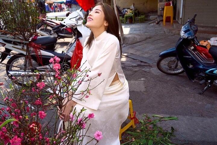 Hoa hậu Kỳ Duyên diện áo dài trắng, e ấp khoe vẻ đẹp xuân thì-2