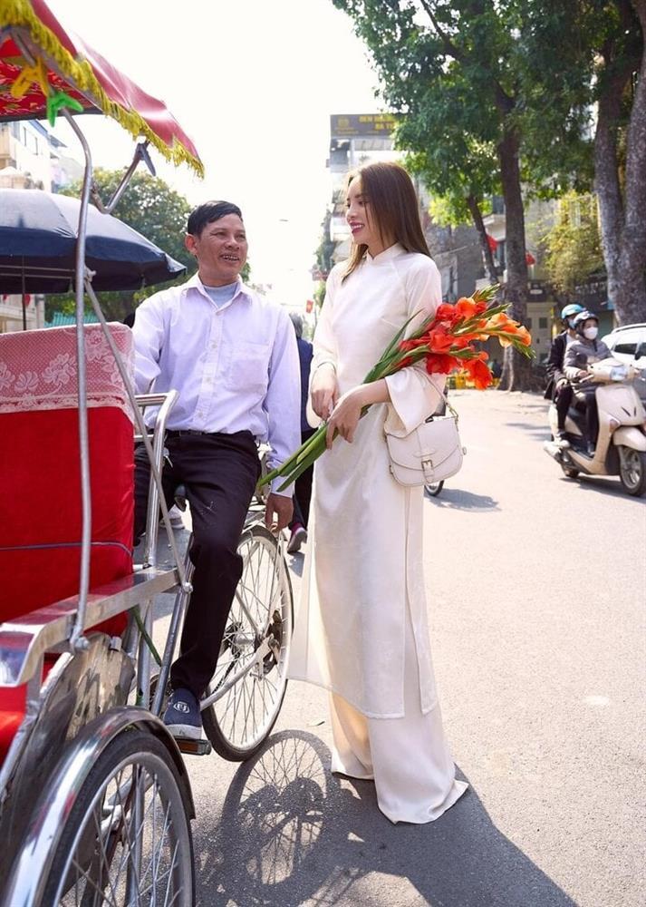 Hoa hậu Kỳ Duyên diện áo dài trắng, e ấp khoe vẻ đẹp xuân thì-4