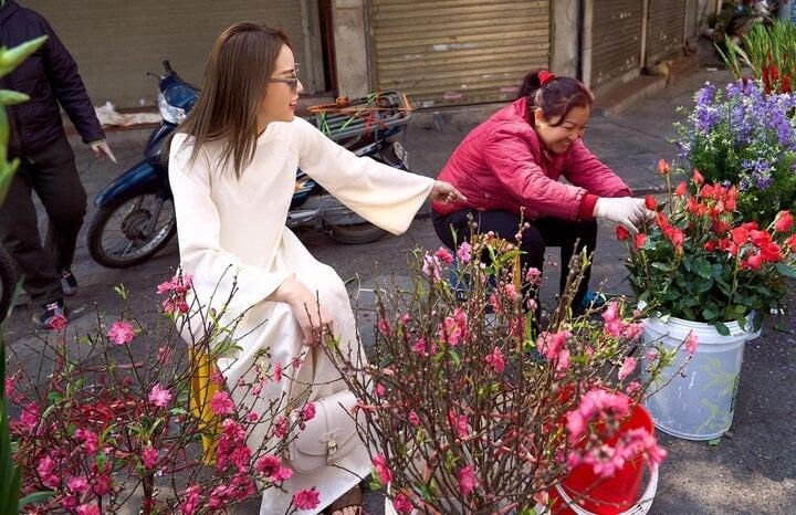 Hoa hậu Kỳ Duyên diện áo dài trắng, e ấp khoe vẻ đẹp xuân thì-5