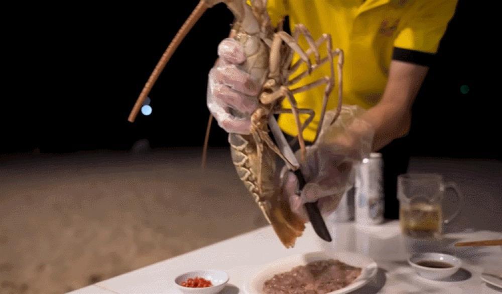 Phản ứng của khách Tây khi ăn thử món tiết canh tôm hùm ở Việt Nam-2