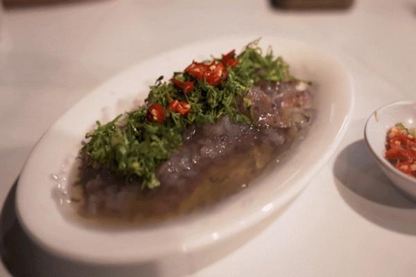 Khách Tây vào rừng sâu của Việt Nam, sợ hết hồn thử món sâu bò nhung nhúc-4