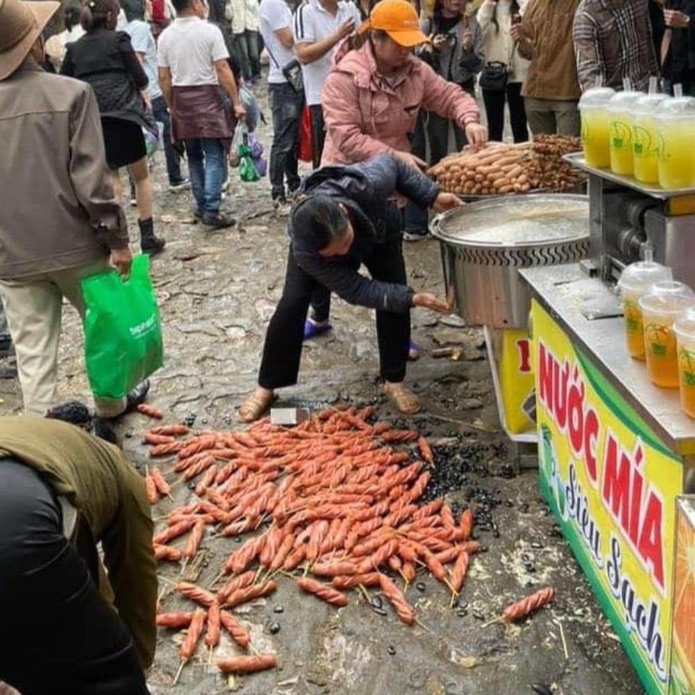 Hàng chục chiếc xúc xích vương vãi trên nền đất ở chùa Hương gây xôn xao-1