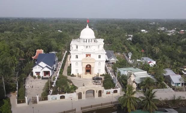 Đại gia miền Tây đổ trăm tỷ xây dinh thự cho giúp việc ở, bản thân ra nằm nhà tranh vách lá, lý do đặc biệt-2