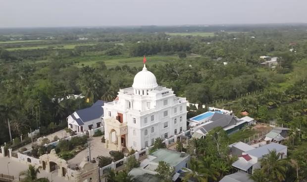 Đại gia miền Tây đổ trăm tỷ xây dinh thự cho giúp việc ở, bản thân ra nằm nhà tranh vách lá, lý do đặc biệt-1