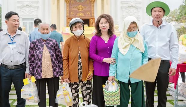 Đại gia miền Tây đổ trăm tỷ xây dinh thự cho giúp việc ở, bản thân ra nằm nhà tranh vách lá, lý do đặc biệt-13