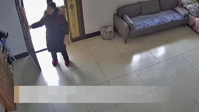 Bố mẹ qua đời, con gái về quê ăn Tết bật khóc vì hành động của hàng xóm-2