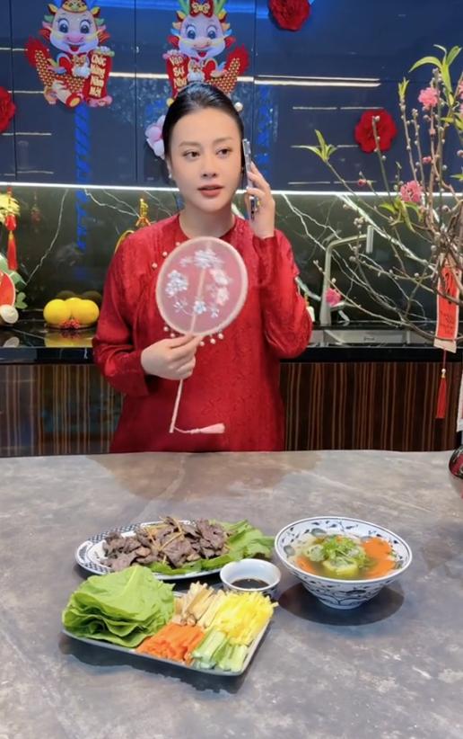 Phương Oanh chăm chỉ vào bếp, bật mí món ăn giải ngán sau Tết ai cũng làm được-3