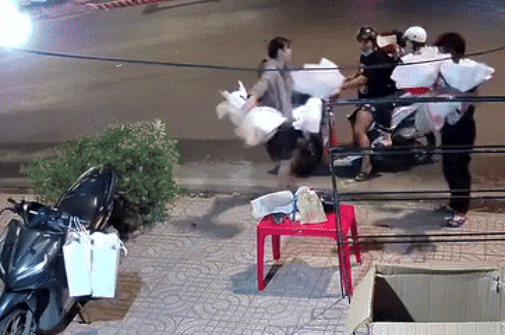 Lễ tình nhân, cô gái bán hoa đỏ mặt vì bị đôi nam nữ quỵt tiền-1