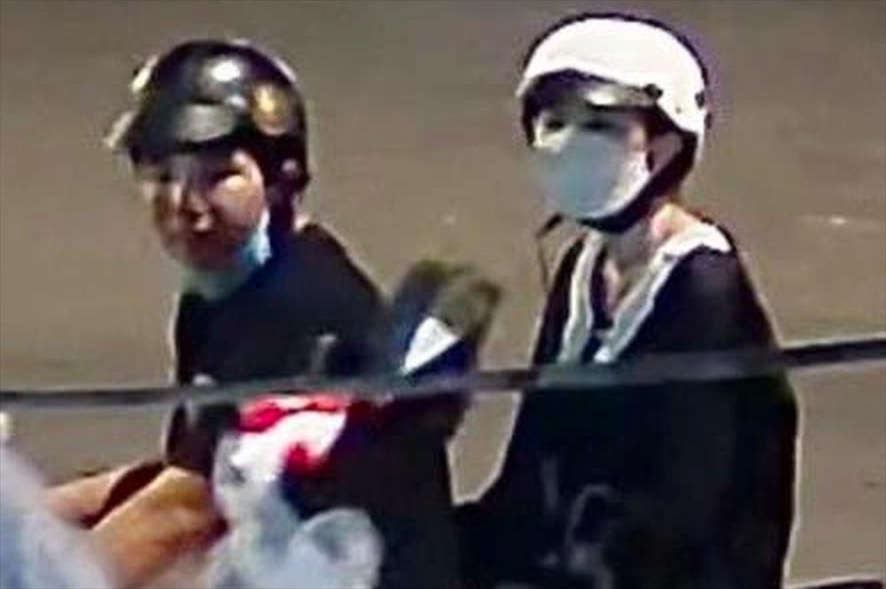 Lễ tình nhân, cô gái bán hoa đỏ mặt vì bị đôi nam nữ quỵt tiền-2