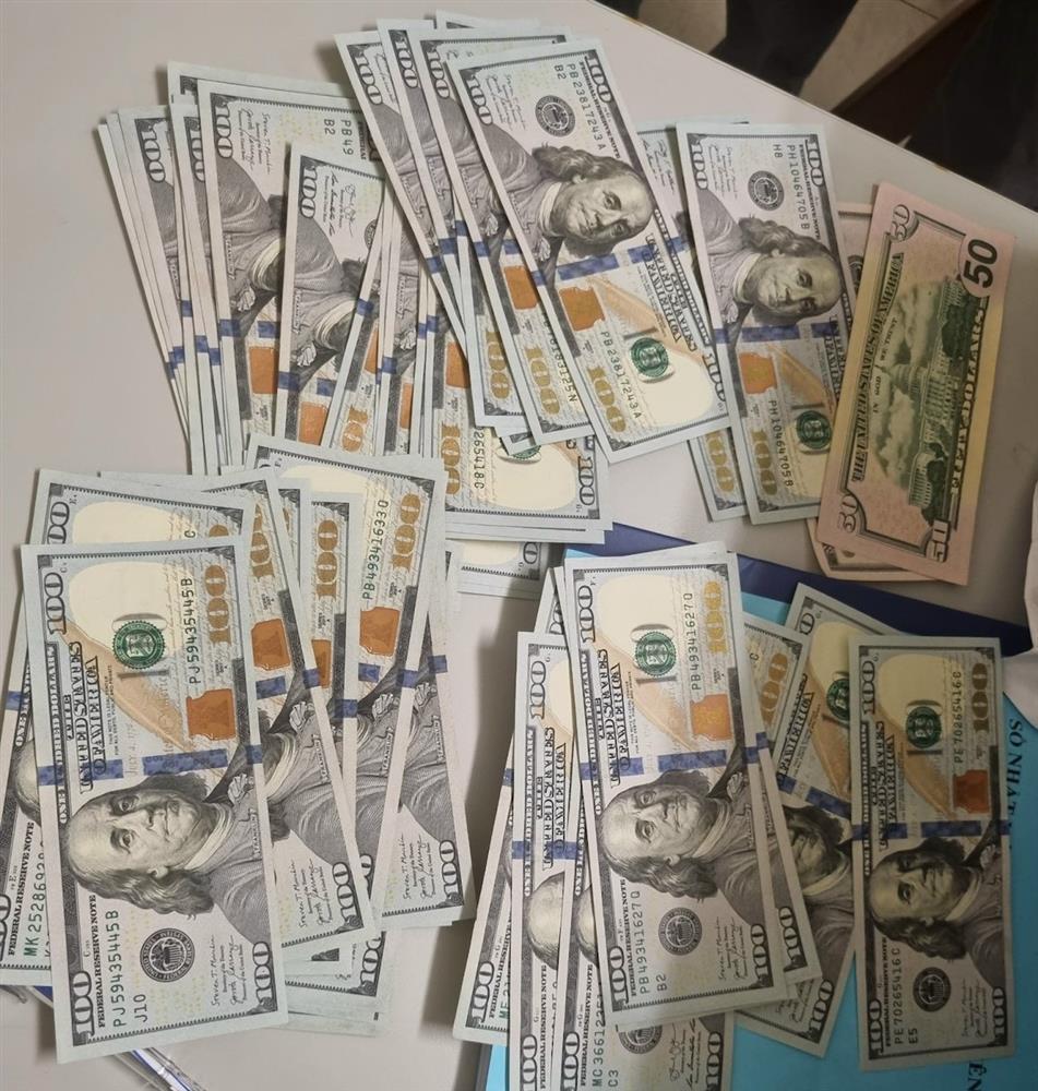 Nam hành khách bỏ quên túi chứa hàng nghìn đô tại sân bay Nội Bài-2