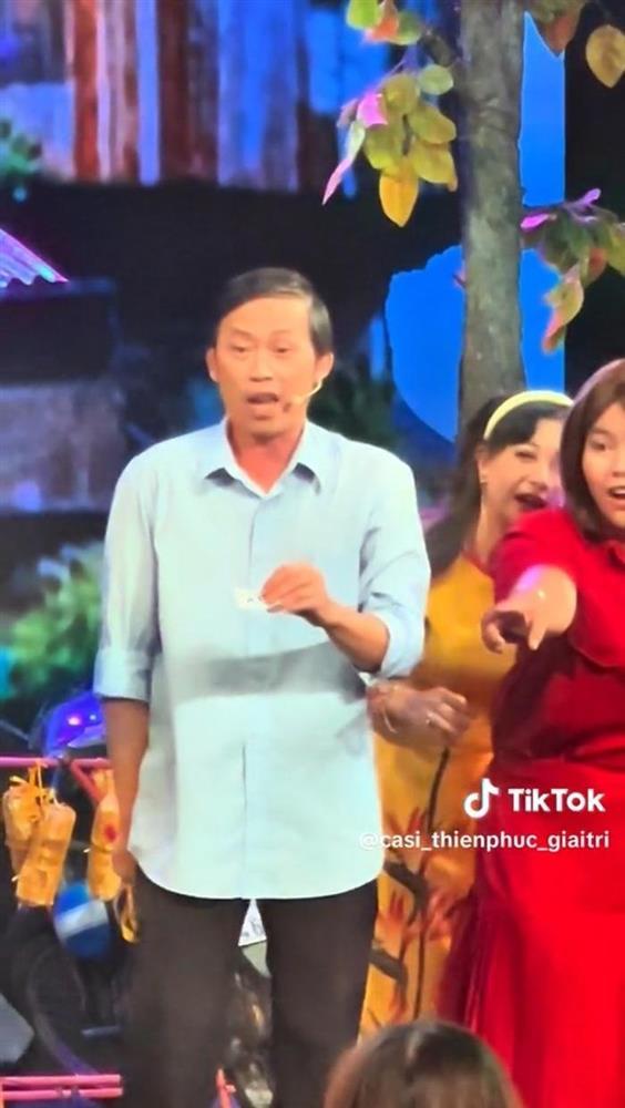 Clip NSƯT Hoài Linh hát lô tô được lan truyền rộng rãi khiến khán giả bất ngờ-1