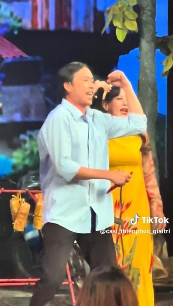 Clip NSƯT Hoài Linh hát lô tô được lan truyền rộng rãi khiến khán giả bất ngờ-2