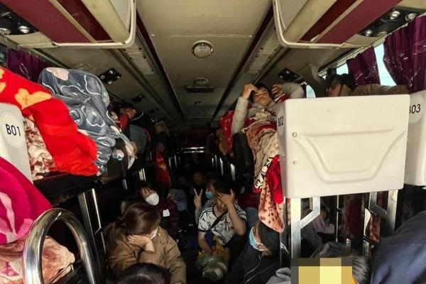 Xác minh vụ thanh niên lái xe Mazda 3, cầm dao quắm chém lốp xe buýt ở Hà Nội-2