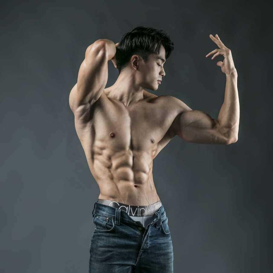 Bạn trai tin đồn Hương Giang sở hữu body đá tảng, múi bụng socola nhờ hít đất 1000 cái-3