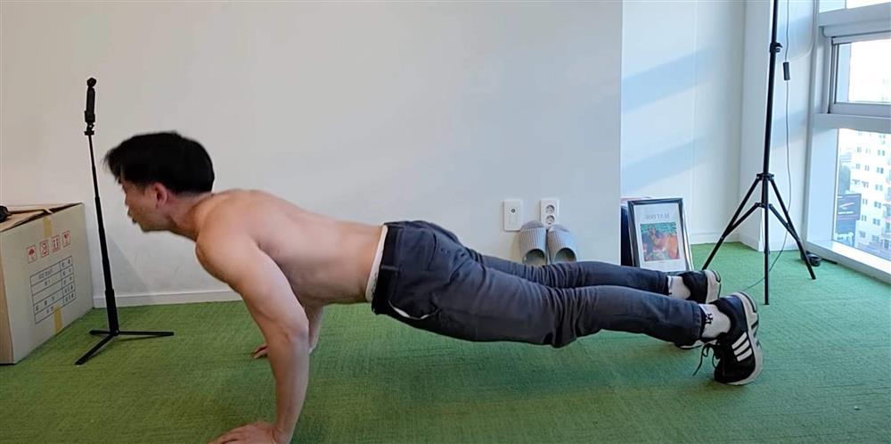 Bạn trai tin đồn Hương Giang sở hữu body đá tảng, múi bụng socola nhờ hít đất 1000 cái-4