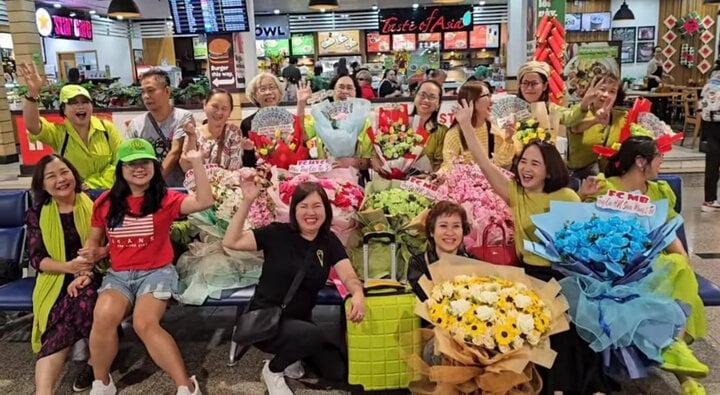 Hồ Văn Cường chạy show từ Nam ra Bắc dịp Tết, được fan lì xì tiền khủng-1