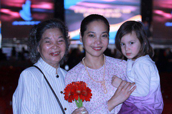 Hôn nhân đời thực của mỹ nhân Hà thành: NSƯT Lê Vi sống hạnh phúc bên chồng ngoại quốc-7