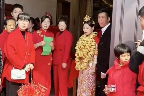 Choáng váng đám cưới xa hoa hơn 30 triệu USD, cô dâu đeo 100 vòng vàng