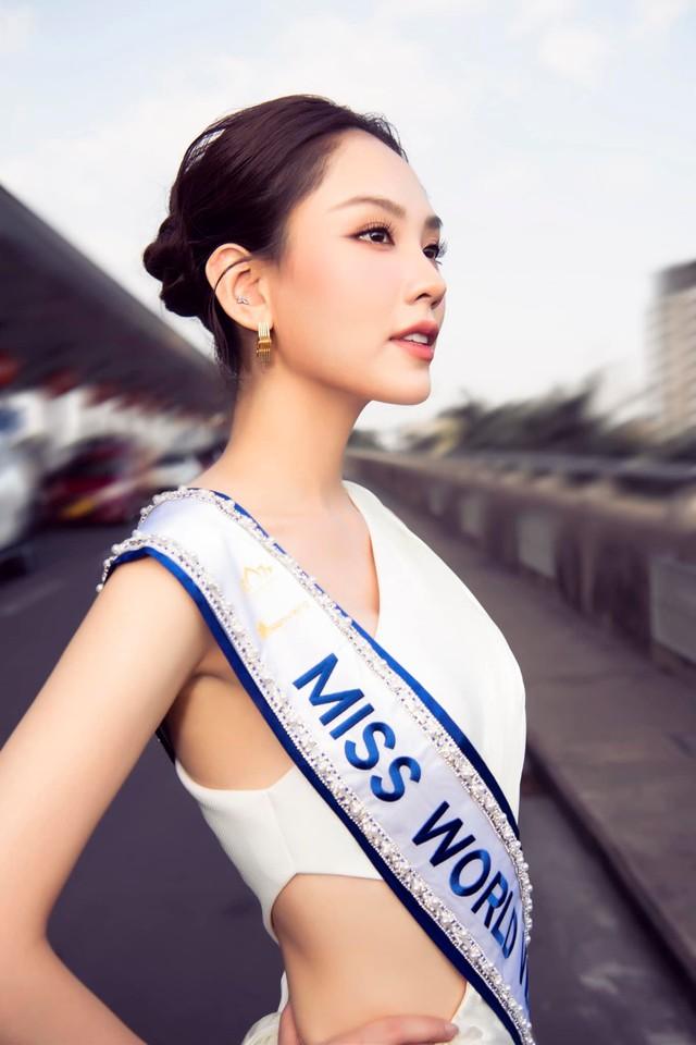 Mai Phương chinh chiến Miss World lần thứ 71, đàn em tặng món quà không ai ngờ-3