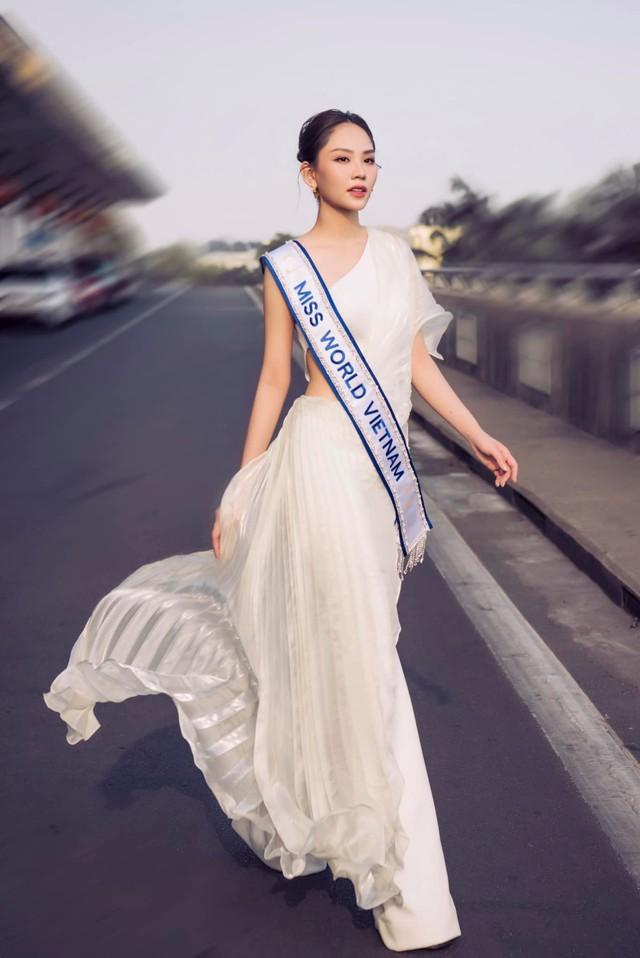 Mai Phương chinh chiến Miss World lần thứ 71, đàn em tặng món quà không ai ngờ-4