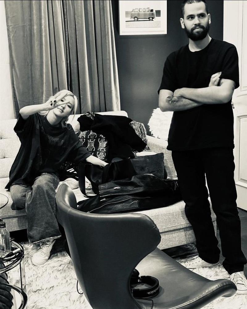 Rò rỉ ảnh Rosé xuất hiện tại phòng thu cho album solo nhưng netizen đồng loạt đòi xóa vì 1 lý do?-1