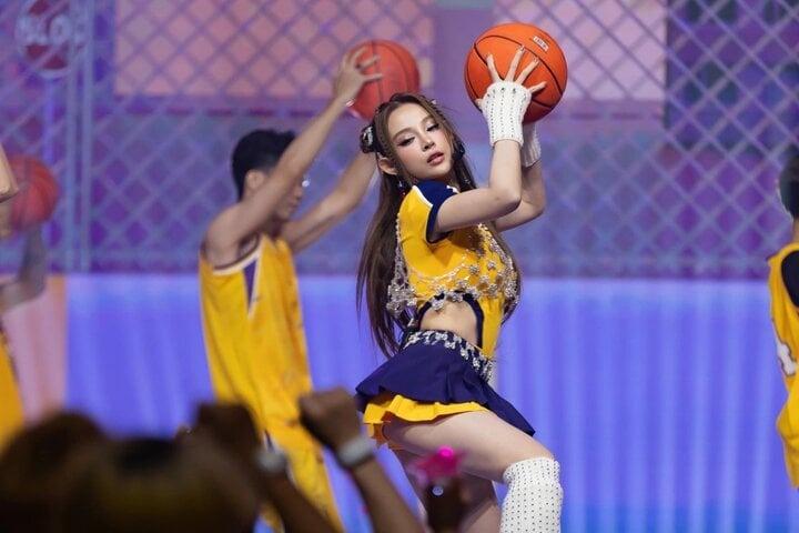 Huyền Baby nhảy gợi cảm với vũ công nam, ông xã đại gia phản ứng thế nào?-2